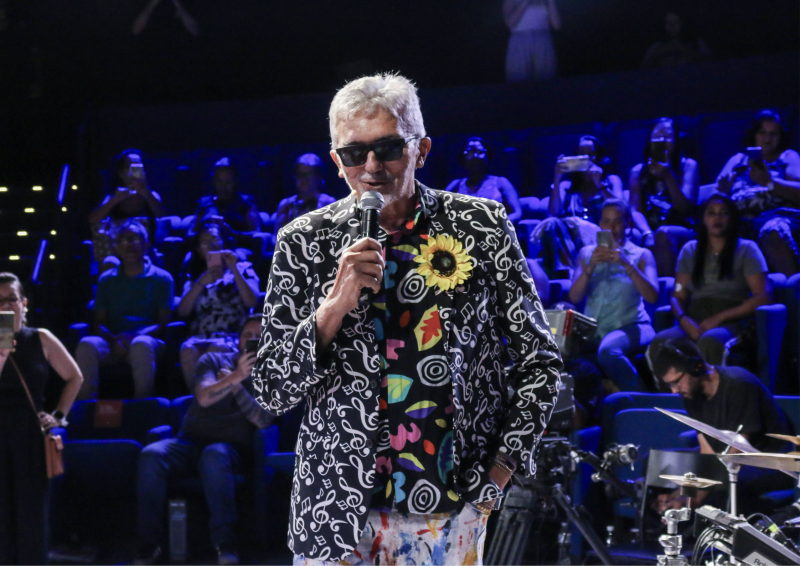 Falcão, cantor e humorista, com formação em arquitetura