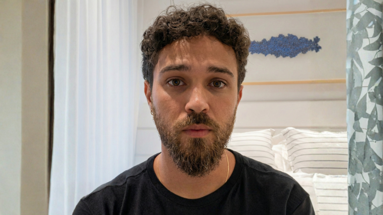 Marido de Larissa Manoela, André Luiz Frambach se pronuncia sobre suposto 'elogio' a Matheus do 'BBB 26' e críticas a Ana Paula Renault: 'Fora de contexto'