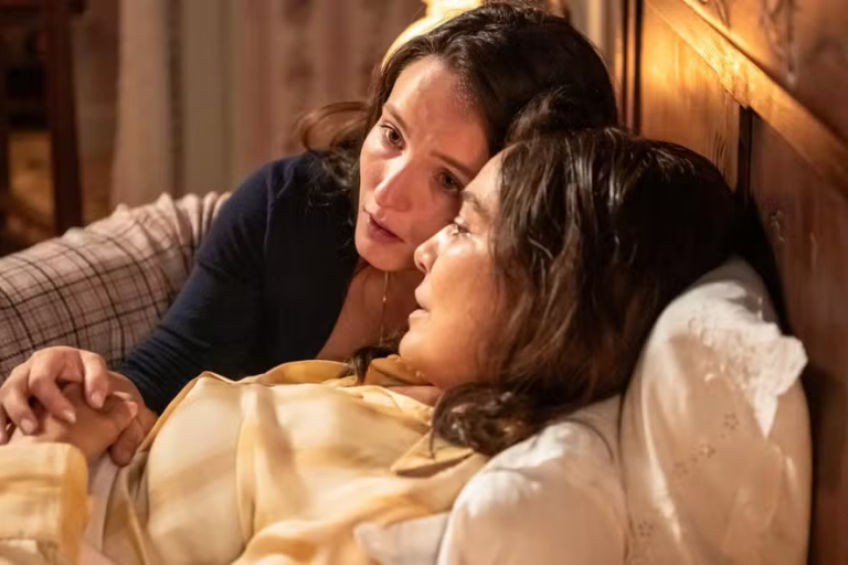 Estela (Larissa Manoela) e Míriam (Leticia Sabatella) em cena da novela 'Êta mundo melhor!'