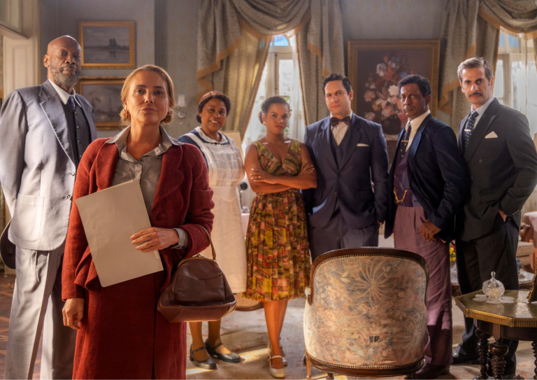 Zulma (Heloisa Périssé) invade o sítio para tomar Samir (Davi Malizia) de Candinho (Sérgio Guizé)