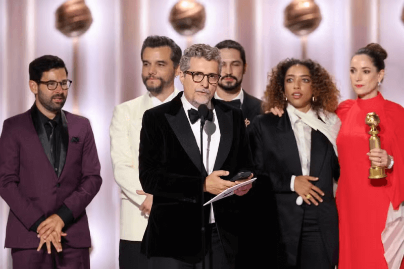 Wagner Moura, Kleber Mendonça Filho, Gabriel Leone, Alice Carvalho e Emilie Lesclaux recebendo o Globo de Ouro de melhor filme em língua não inglesa por "O Agente Secreto" 