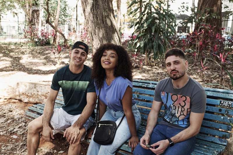 Os atores Daniel Rocha, Larissa Nunes e Jean Amorim durante as gravações do filme 'Nossa Vizinhança'