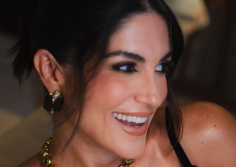 Pâmela Lucciola rouba a cena como madrinha da Noite da Aclamação