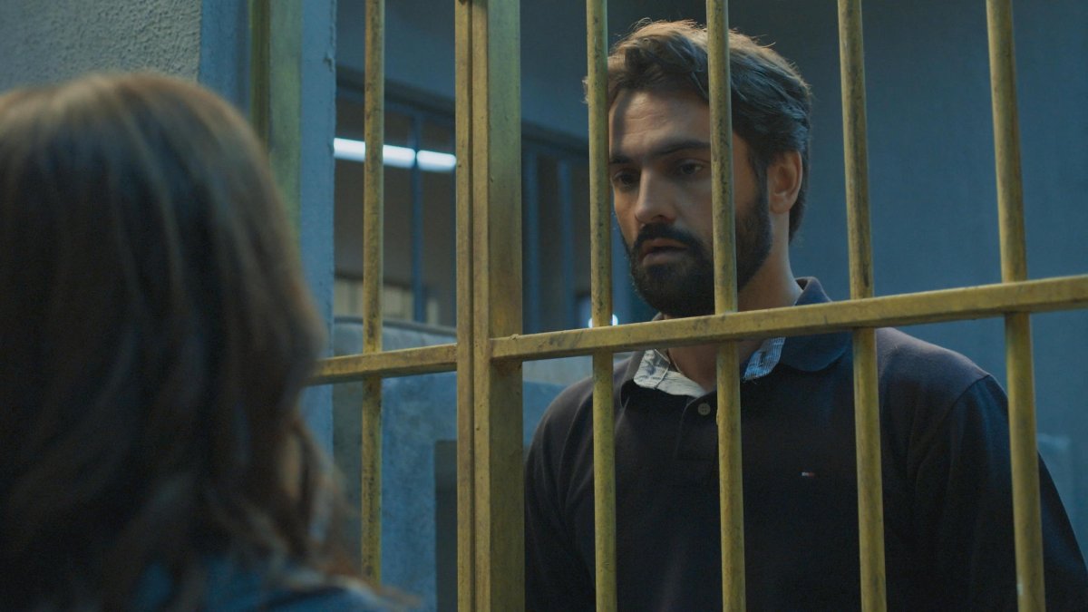 José Maria (Túlio Starling) é preso.