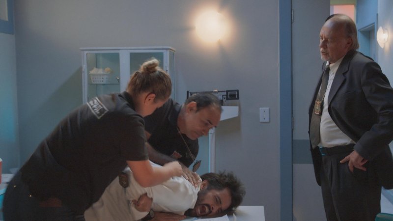 José Maria (Túlio Starling) é algemado em Três Graças