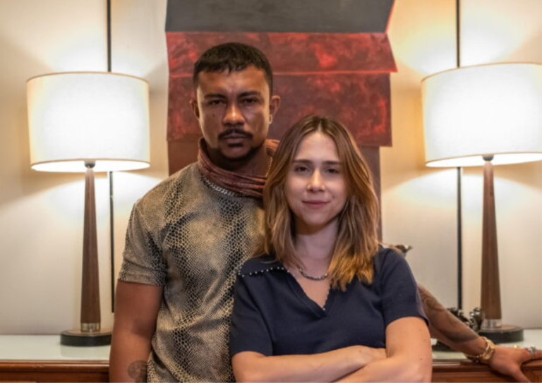 Lucélia (Daphne Bozaski) e Bagdá (Xamã) em 'Três Graças'