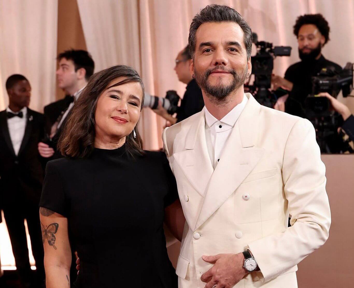 Wagner Moura brilha ao lado da esposa Sandra no Globo de Ouro!