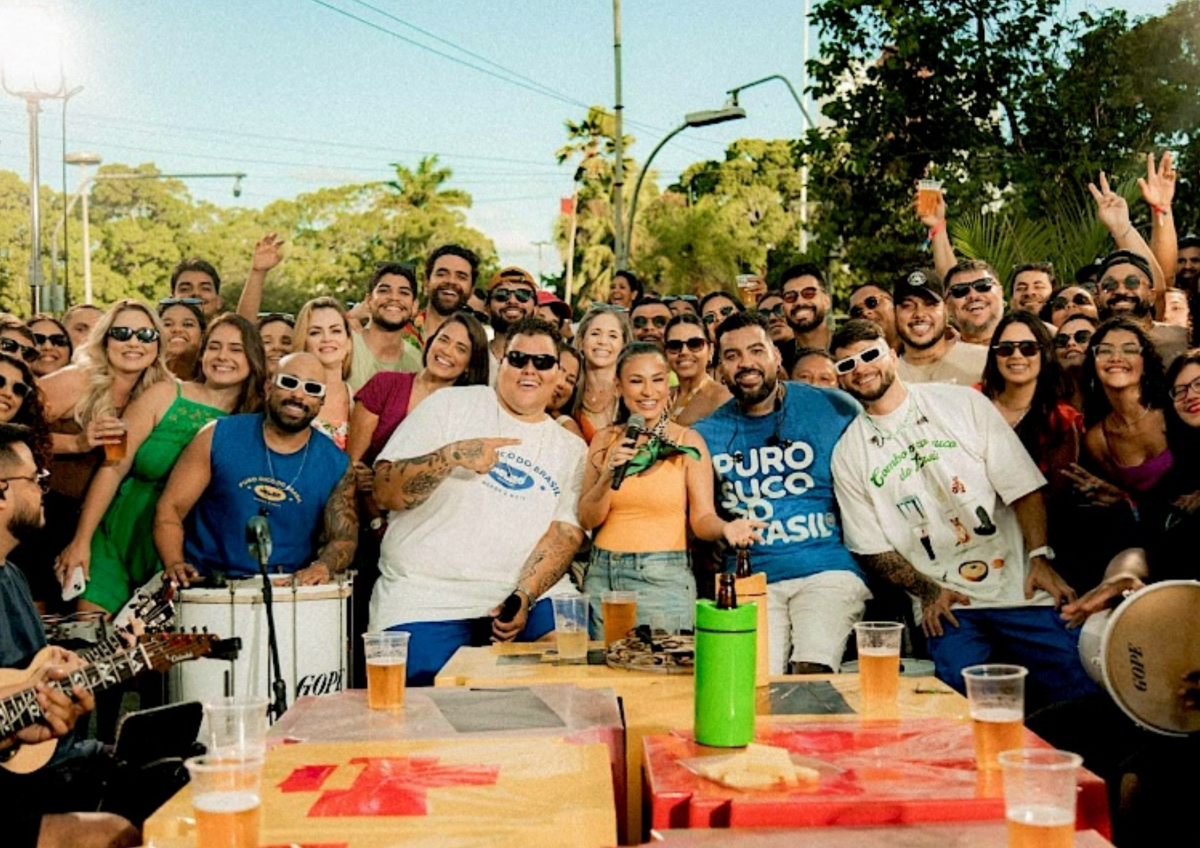 Grupo Menos é Mais e Simone Mendes na gravação ao vivo de P Do Pecado: a música mais tocada no Brasil em 2025