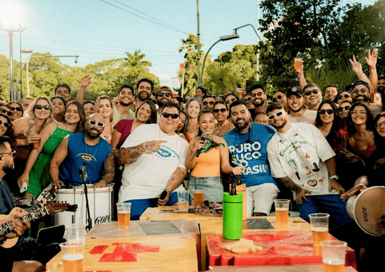 Grupo Menos é Mais e Simone Mendes na gravação ao vivo de P Do Pecado: a música mais tocada no Brasil em 2025