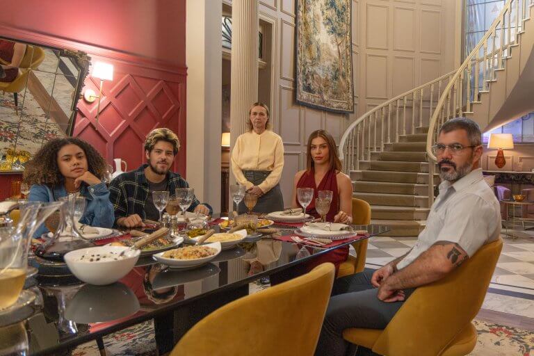 Arminda tenta assassinar Joélly mas é surpreendida em Três Graças!