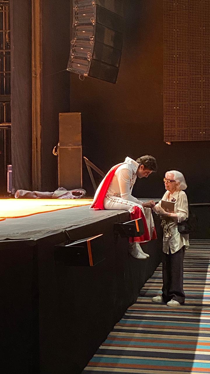 Chay Suede e Fernanda Montenegro nos bastidores de 'Peça Infantil'.