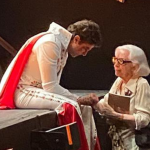 Chay Suede se emociona com Fernanda Montenegro no teatro