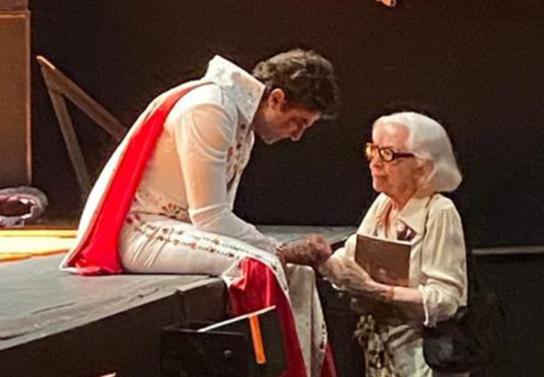 Chay Suede se emociona com Fernanda Montenegro no teatro