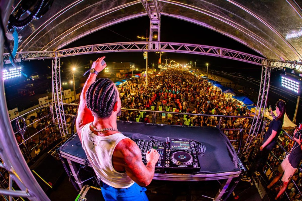 O DJ DENNIS arrastou uma multidão no Carnaval do Maranhão