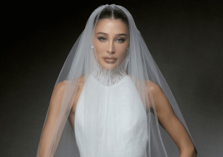 Esther Marques casou usando um vestido da Maison Alaïa, assinado por Pieter Mulier