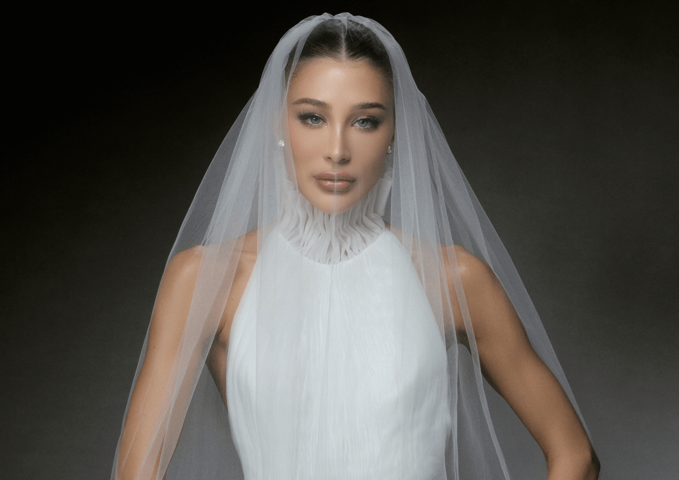 Esther Marques casou usando um vestido da Maison Alaïa, assinado por Pieter Mulier