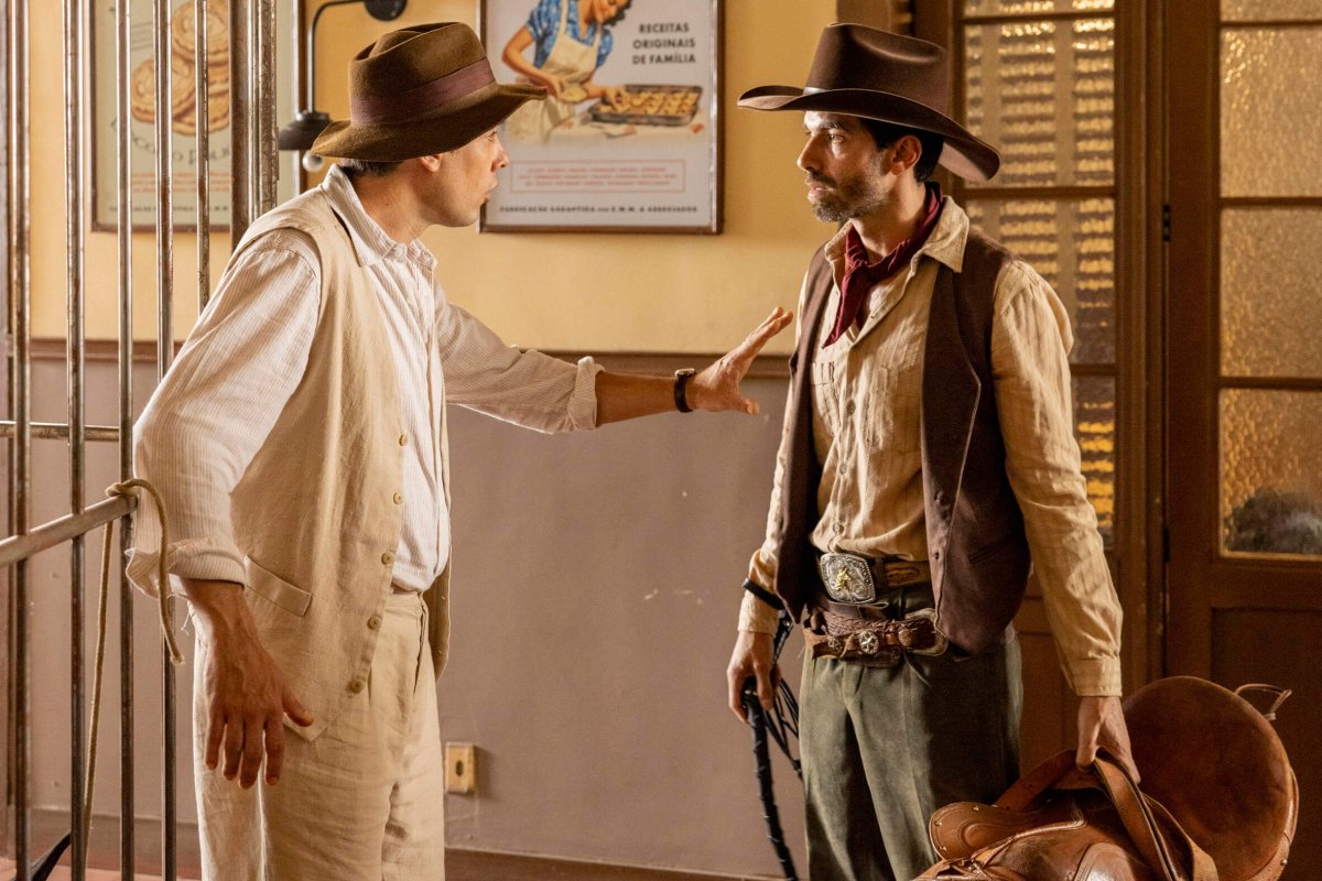 Candinho (Sergio Guizé) não permite que Rodolfo Scott (Marcello Prosdocimi) monte em Policarpo.