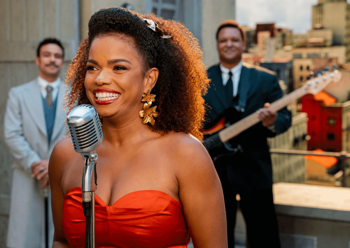 Lourival (Sérgio Malheiros) anuncia Dita Ribeiro para São Paulo e Dita (Jeniffer Nascimento) começa a cantar