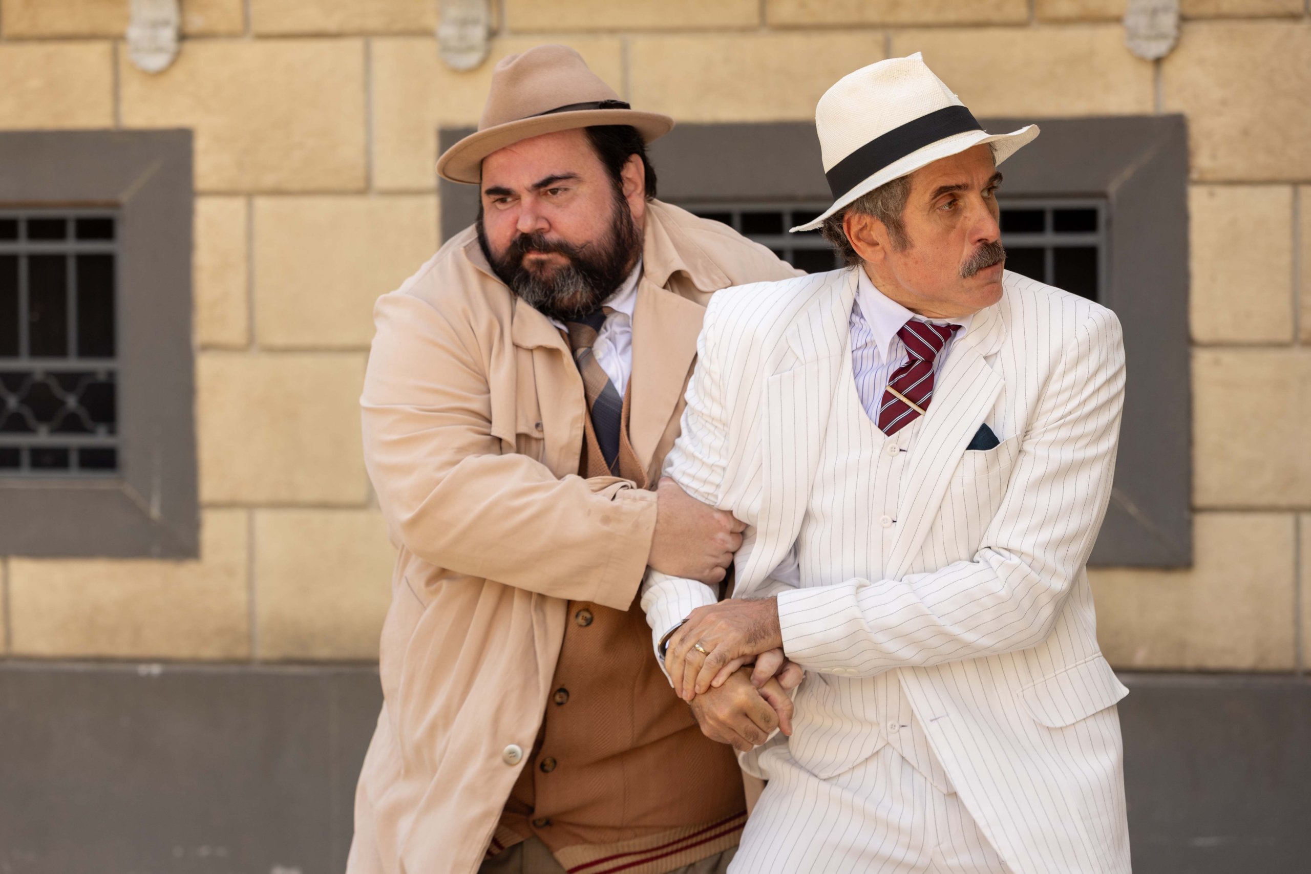 Ernesto (Eriberto Leão) tenta fugir e é preso pelo detetive Sabiá (Fábio de Luca)