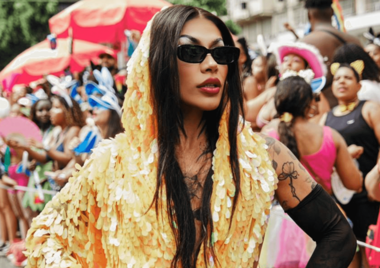 Grag Queen se apresenta no Bloco da Favorita
