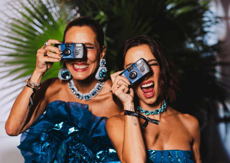 A estilista Isabela Capeto e a filha Chica unem moda e e-commerce no Baile da Vogue 2026