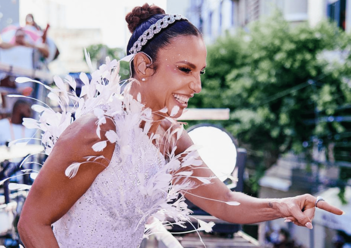 Ivete Sangalo conduziu a Pipoca da Veveta em grande estilo na quarta-feira de cinzas