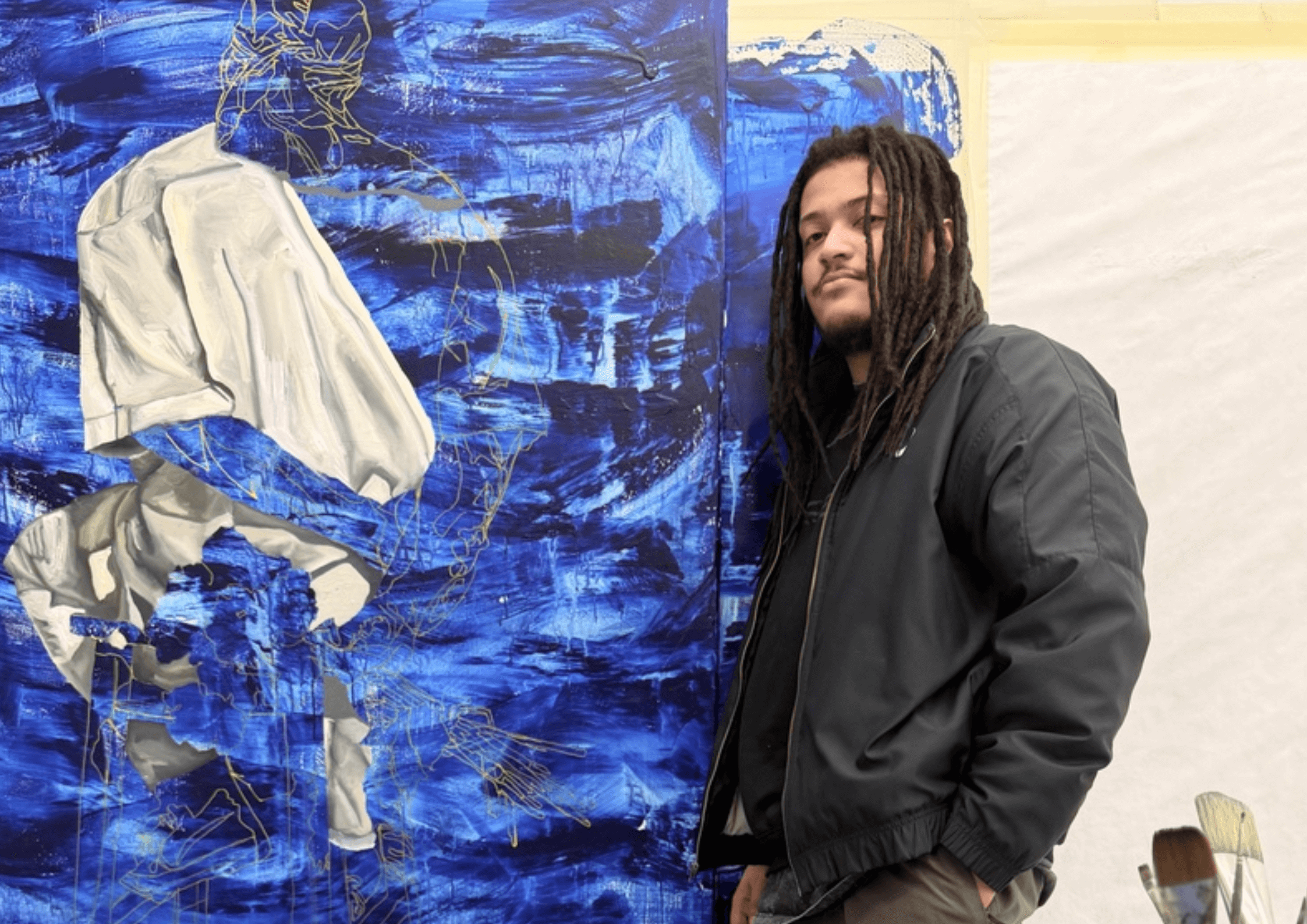 OBastardo, em seu ateliê, busca transformar em poesia visual temas da realidade social marginalizada