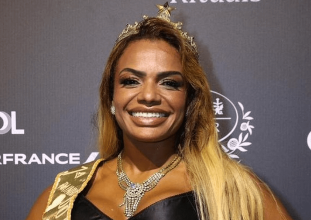 Quitéria Chagas homenageia Dalva Espírito Santo, a primeira rainha de bateria da história, coroada em 1950