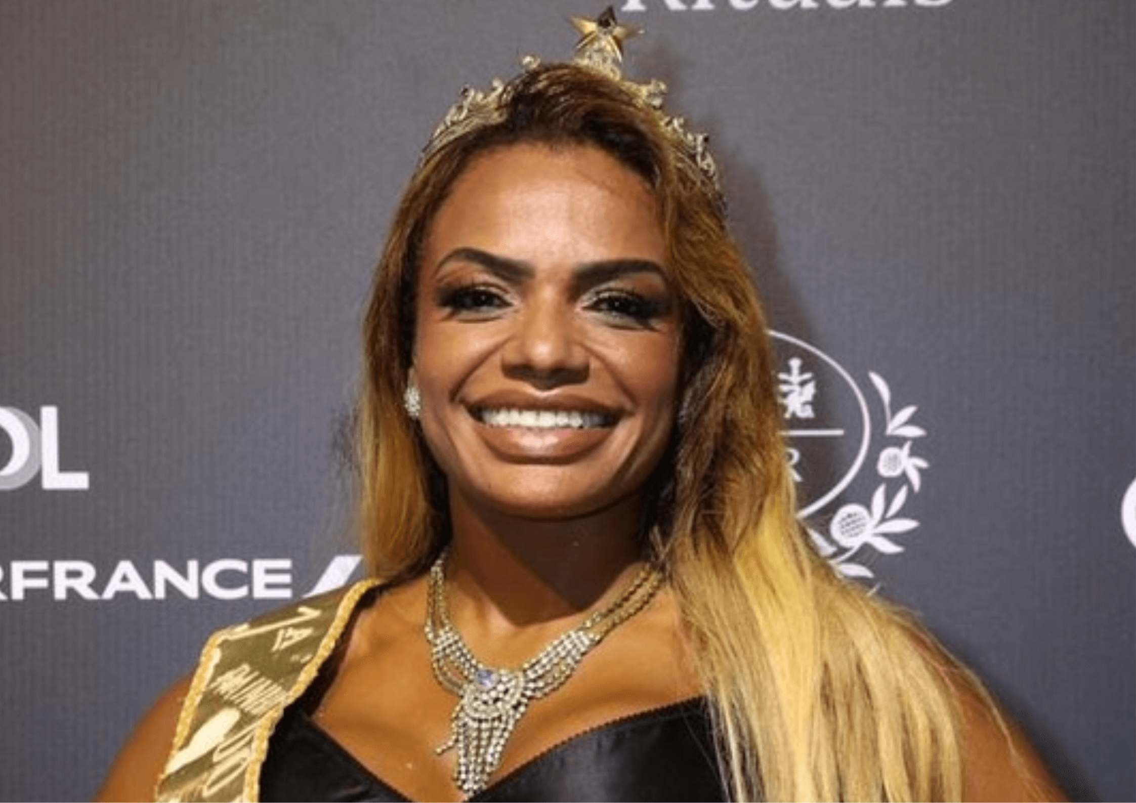 Quitéria Chagas homenageia Dalva Espírito Santo, a primeira rainha de bateria da história, coroada em 1950