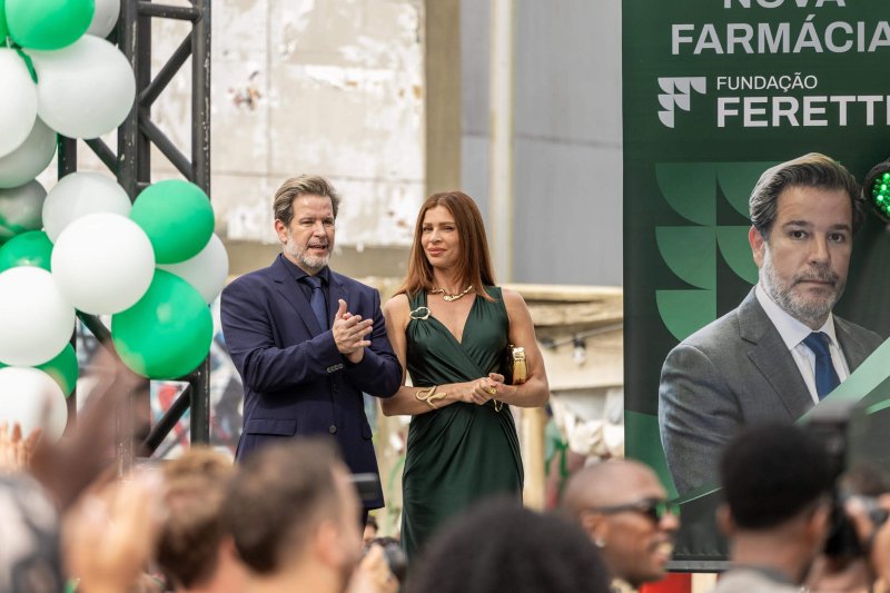 Ferette (Murilo Benício) e Arminda (Grazi Massafera) na inauguração da nova farmácia da Fundação Ferette