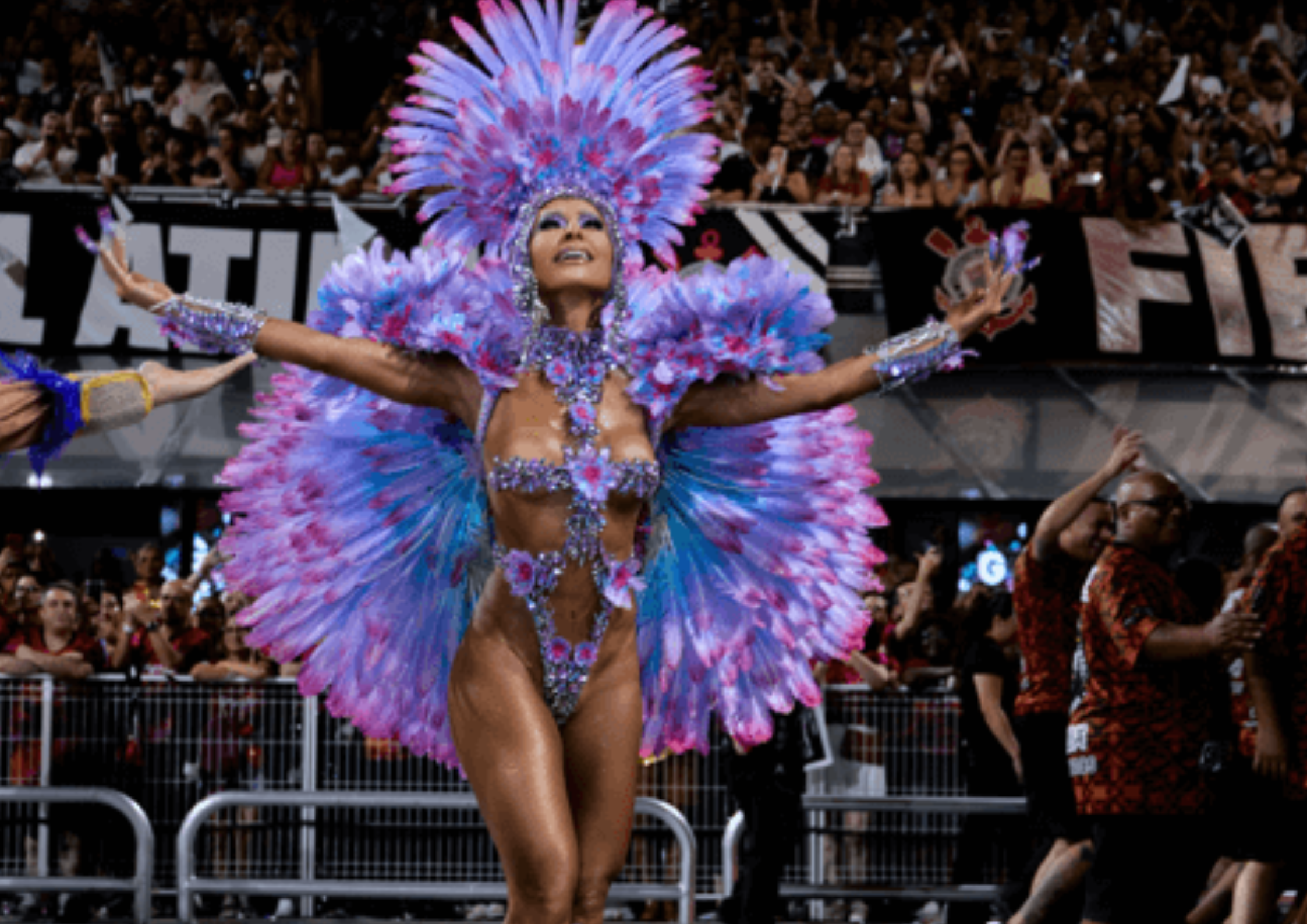 Sabrina Sato, Rainha de Bateria da Gaviões da Fiel, com fantasia "A Flor", de Henrique Filho