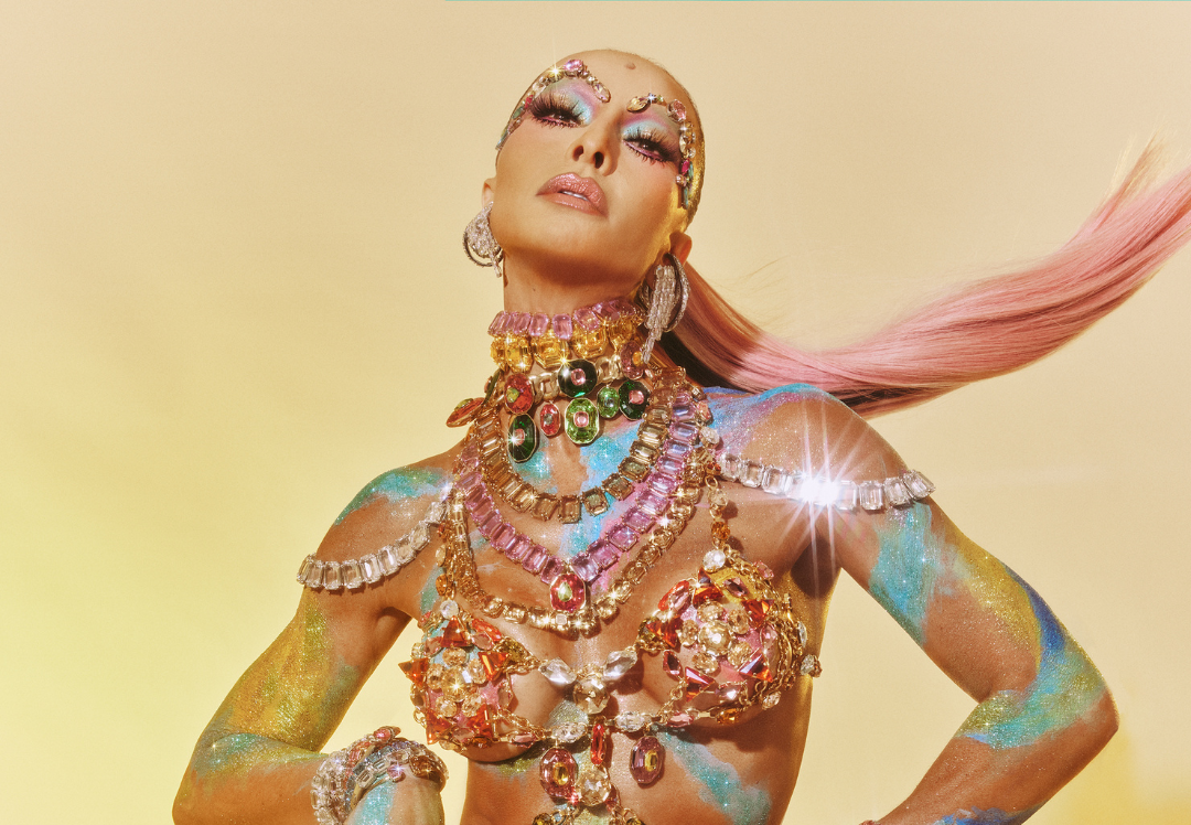 Sabrina Sato surge cravejada de cristais em ensaio da Vila Isabel