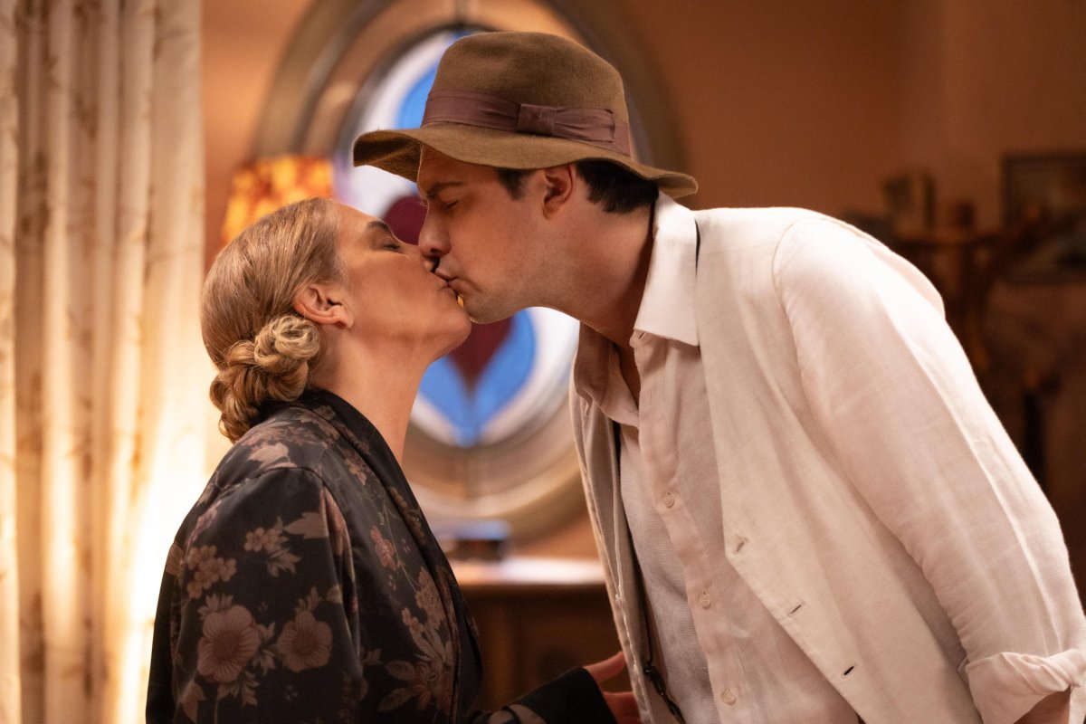 Zulma (Heloísa Périssé) chantageia Candinho (Sergio Guizé) e exige um beijo na boca