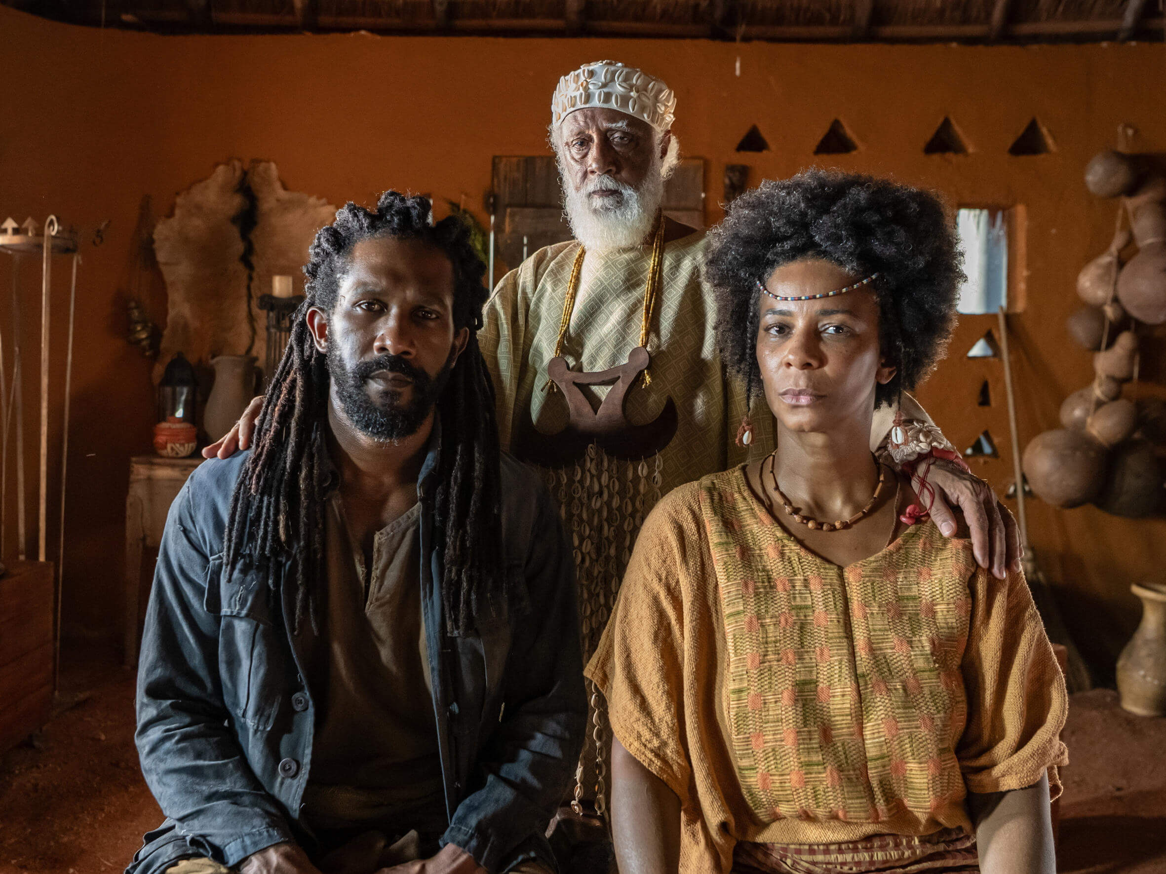 Chinua (Hilton Cobra), Akin (André Luiz Miranda) e Ladisa (Rita Batista)