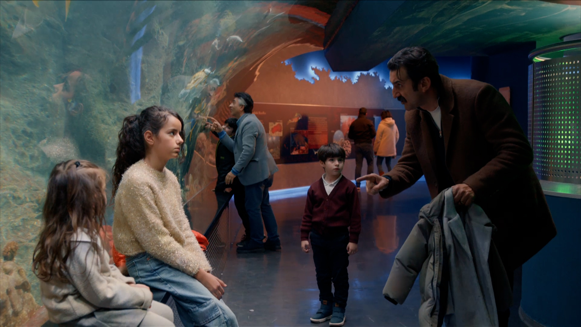 Reha perde Deniz em passeio no aquário e revive trauma em Coração de Mãe.