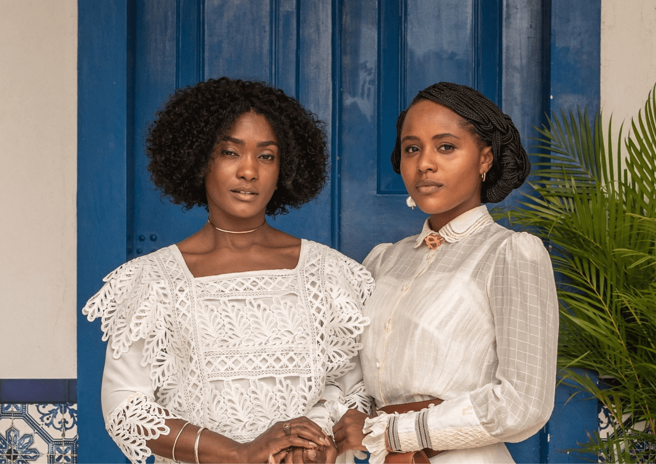 Niara (Erika Januza) e Alika (Duda Santos) assumem as identidades de Vera e Lúcia em Barro Preto.