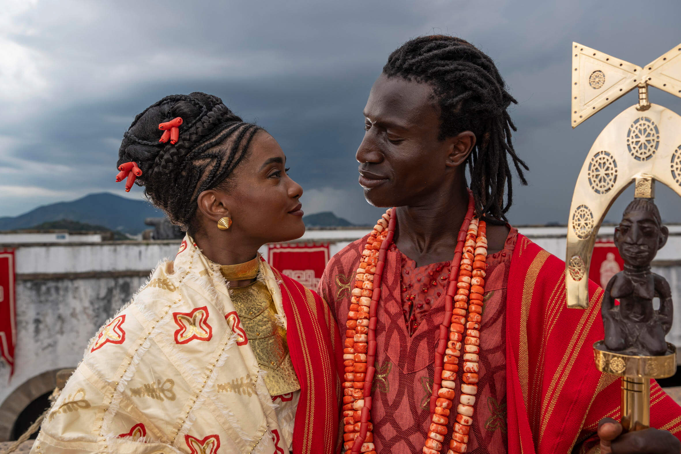 A Nobreza do Amor: Erika Januza vive a imponente Rainha Niara