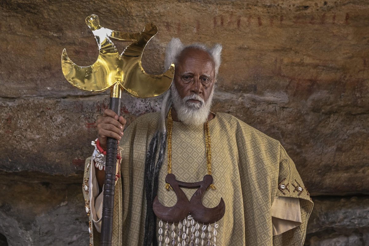 A Nobreza do Amor: Hilton Cobra vive o conselheiro Chinua