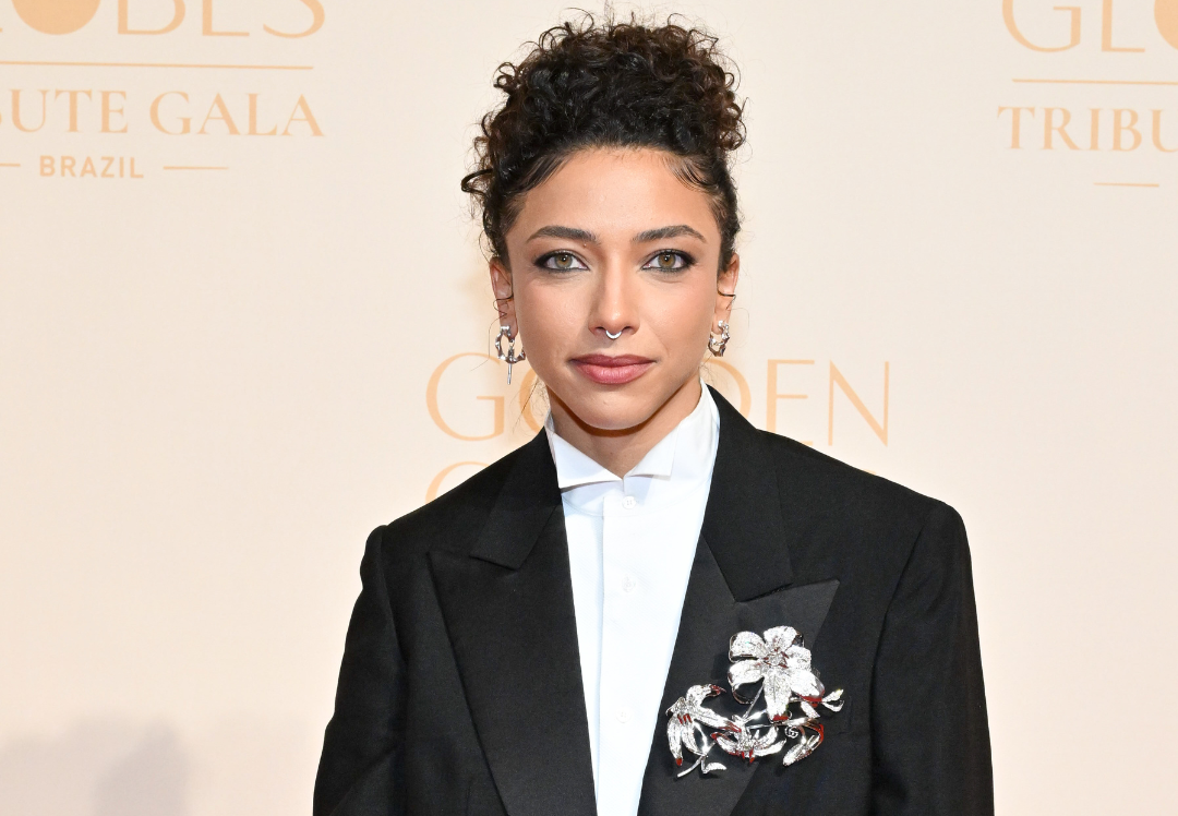 Alice Carvalho aposta em terno impecável no Golden Globes Brazil