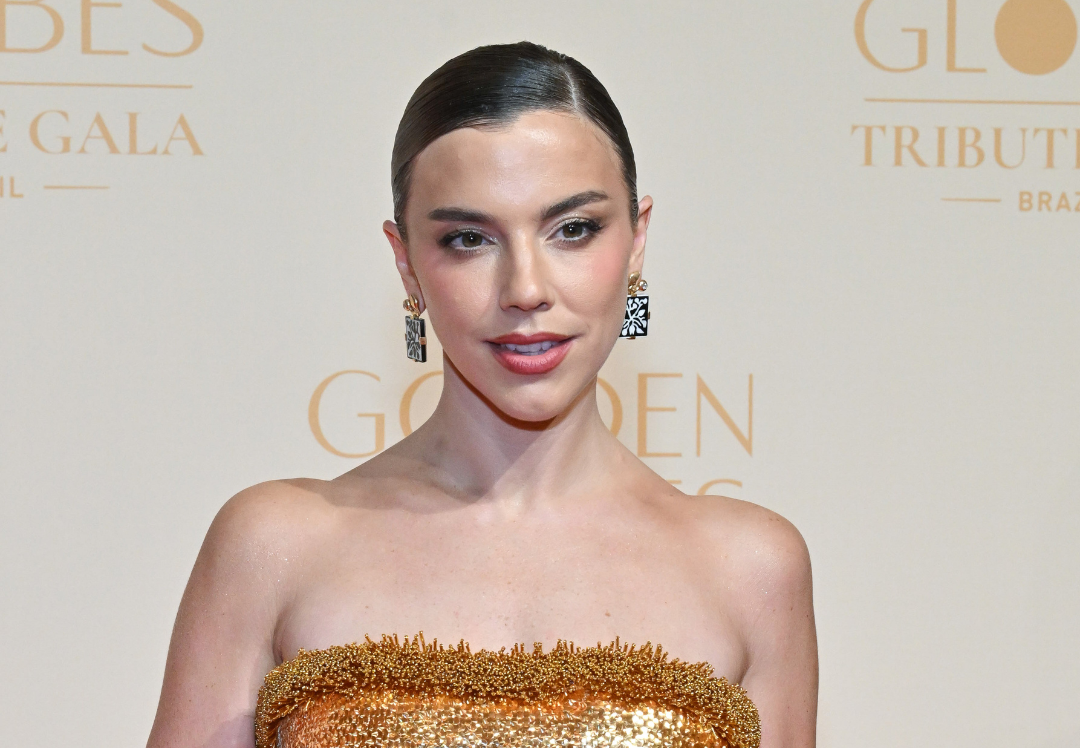 Alice Wegmann aposta em look dourado para o Golden Globes Brazil