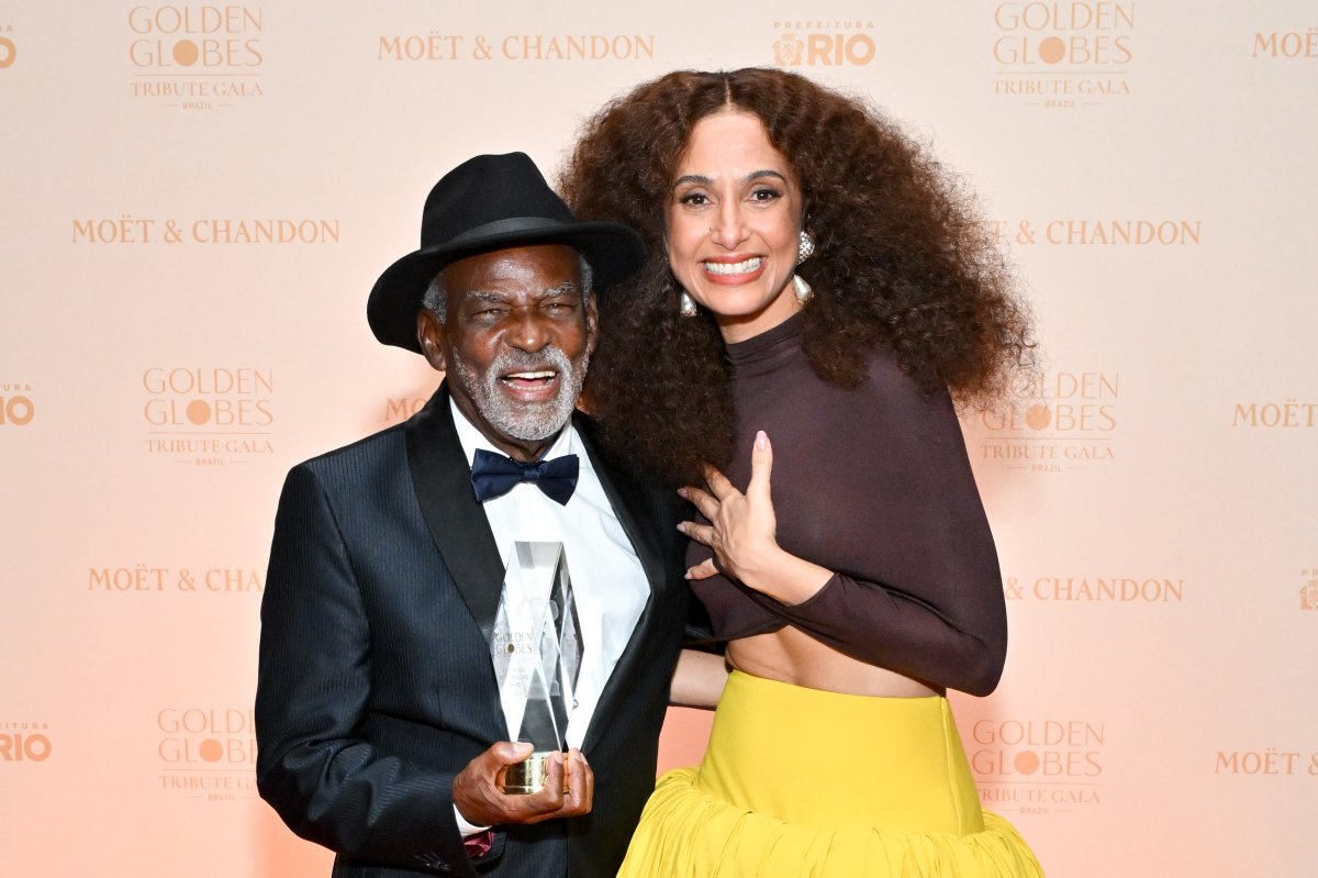 Camila Pitanga entrega prêmio para o pai Antonio Pitanga no Golden Globes Brazil.