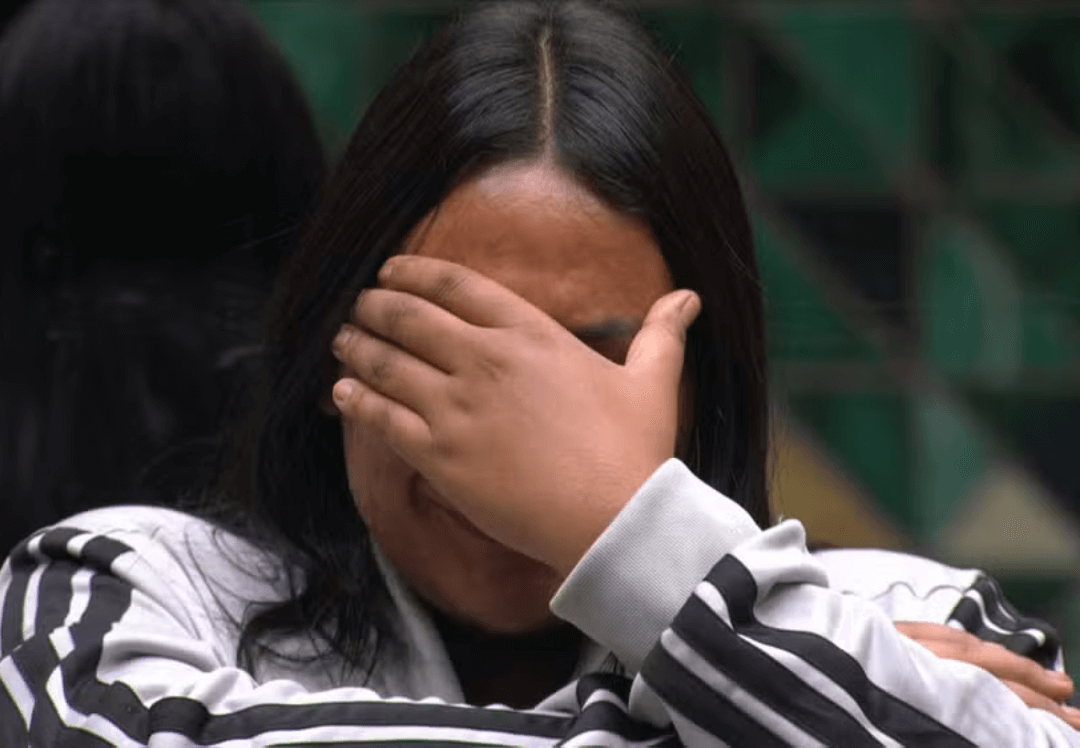 Chaiany desaba em lágrimas e é consolada por Babu Santana