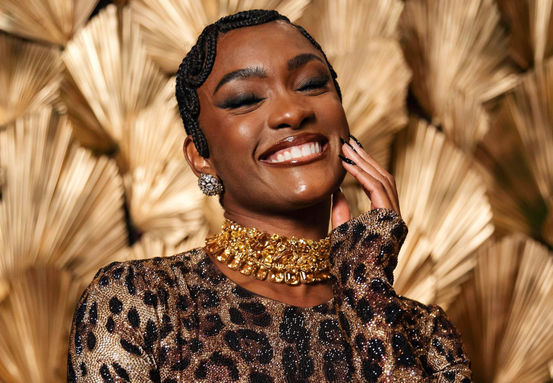 Erika Januza esbanja poder em lançamento de A Nobreza do Amor