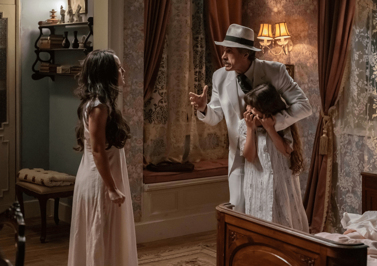 Estela (Larissa Manoela) impede Ernesto (Eriberto Leão) de levar Anabela (Isabelly Carvalho).