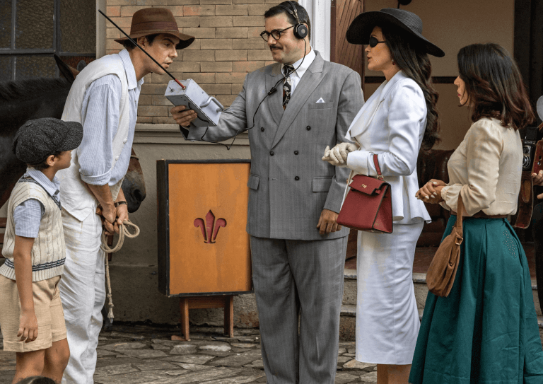 Candinho (Sergio Guizé) com Policarpo, comemora com Samir (Davi Malizia) e grava recado para a rádio com Tales (Duio Botta) e ignora a Baronesa/Sandra (Flávia Alessandra)