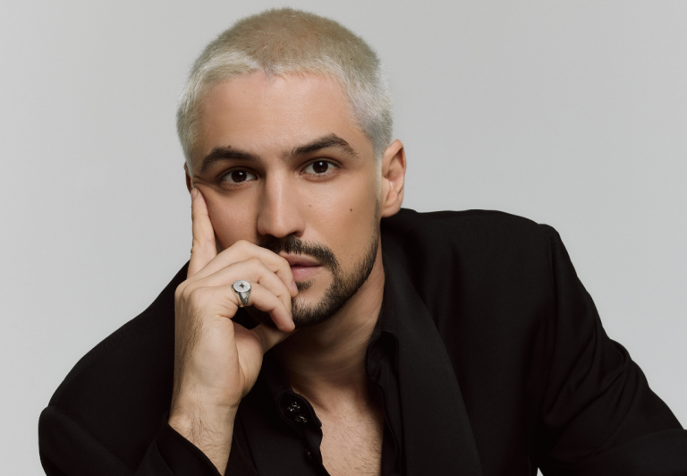 Gabriel Leone surge platinado para o Oscar