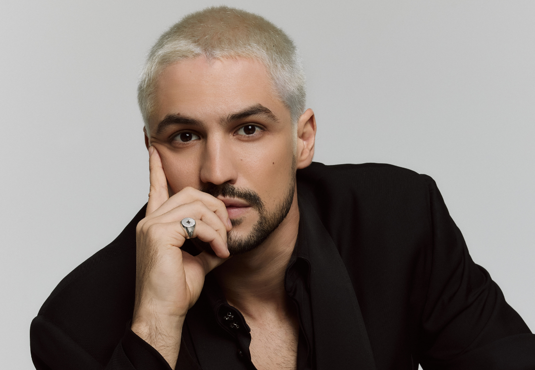 Gabriel Leone surge platinado para o Oscar