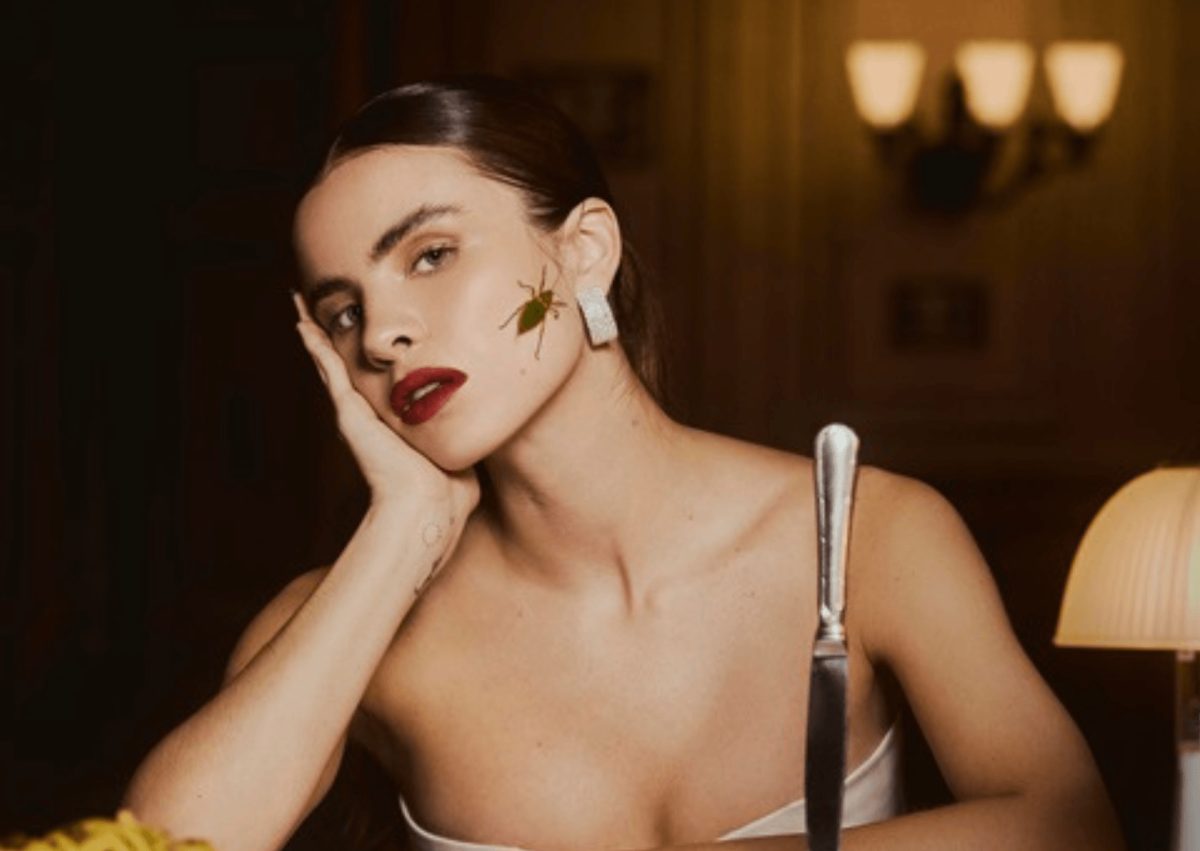 Giulia Be lança "grillos", pop em espanhol sobre o vácuo no amor