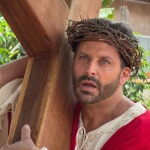 Henri Castelli dirige ‘A Paixão de Cristo’ e interpreta Jesus
