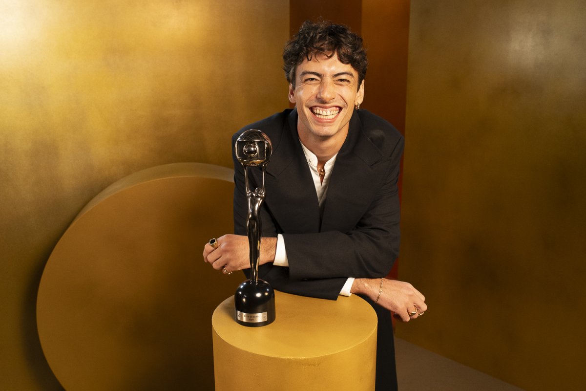 Jaffar Bambirra vence como Melhor do Ano como Ator de Série